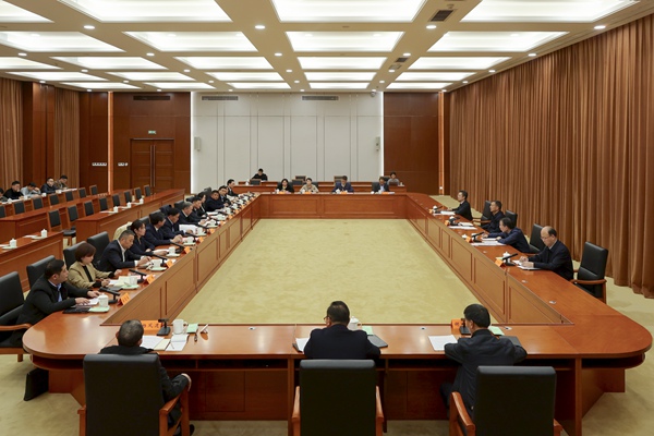 列席代表座談會(huì)：“回頭看”是為了更好地“向前進(jìn)”