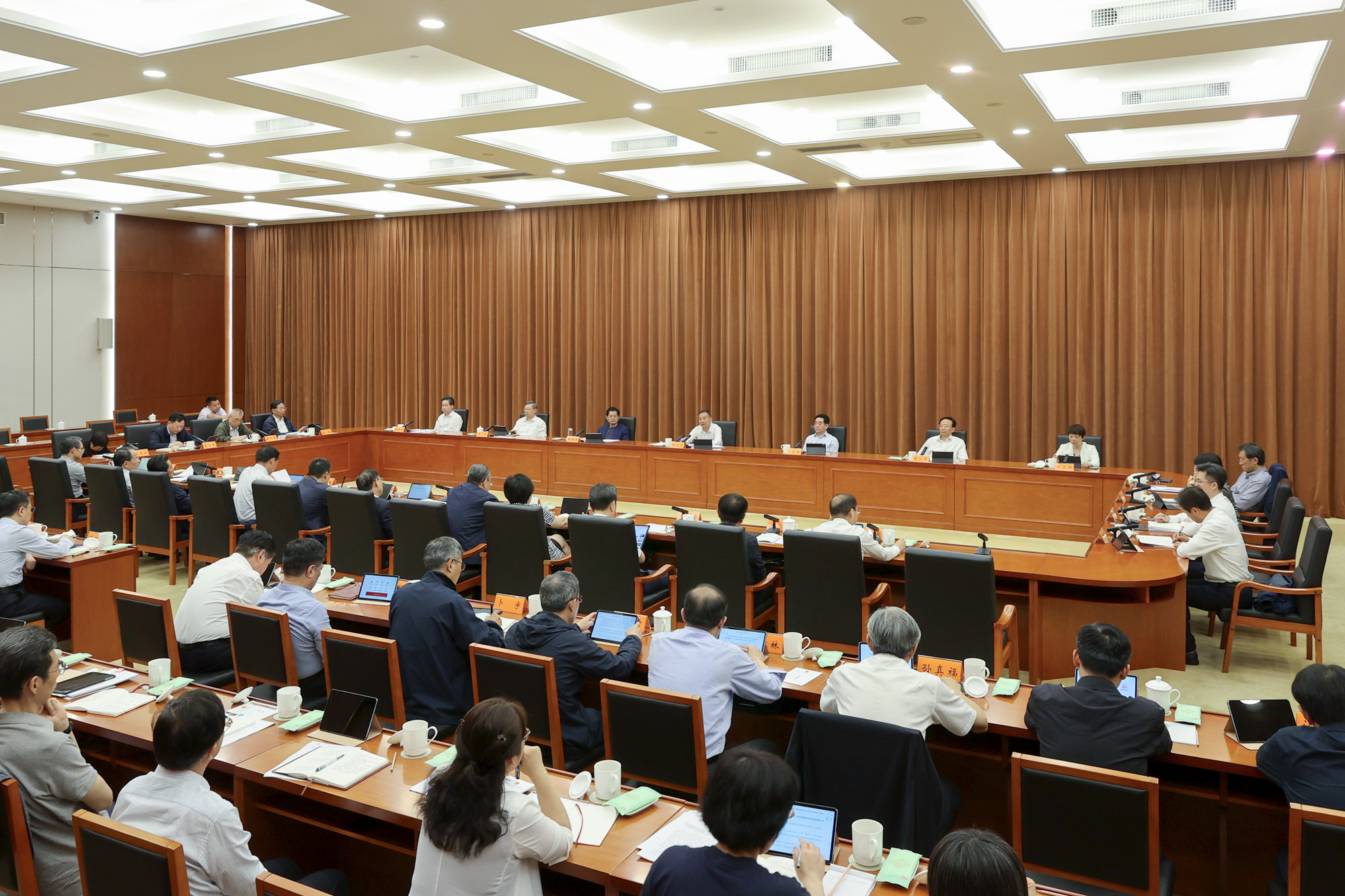 省十四屆人大常委會舉行第四十四次主任會議