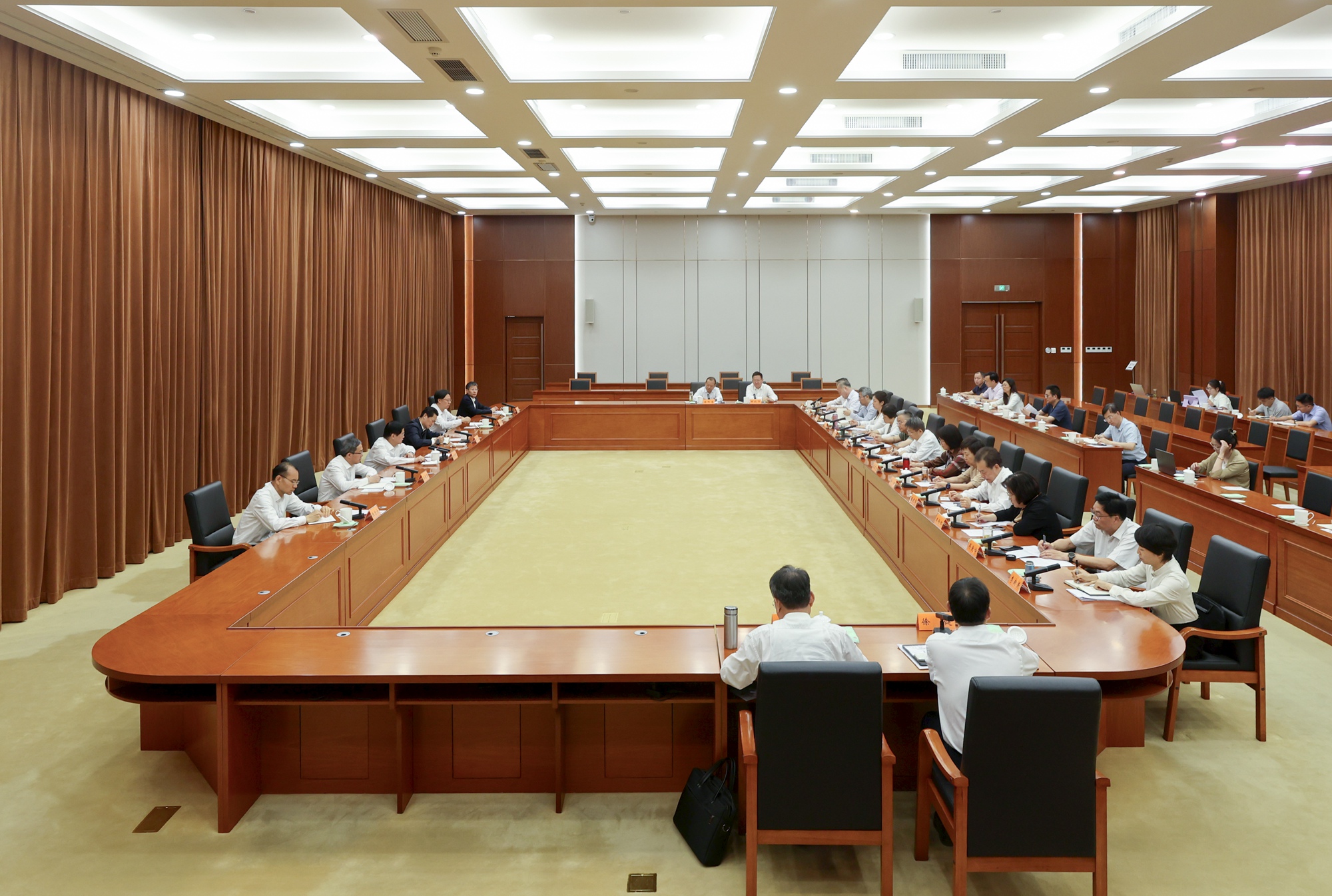 魏國強主持召開市縣人大常委會負(fù)責(zé)同志座談會