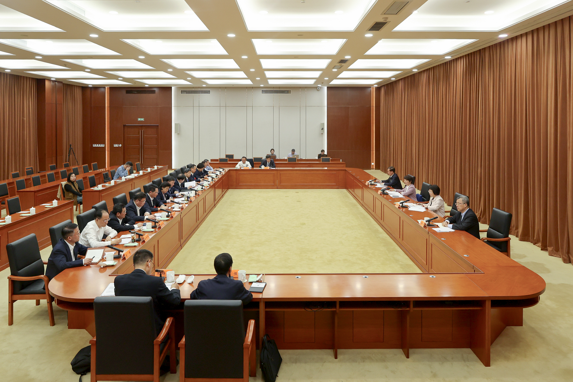 張寶娟主持召開(kāi)市縣人大常委會(huì)負(fù)責(zé)同志座談會(huì)