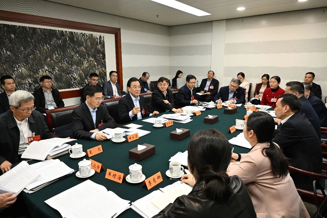 信長星參加江蘇代表團(tuán)小組會議